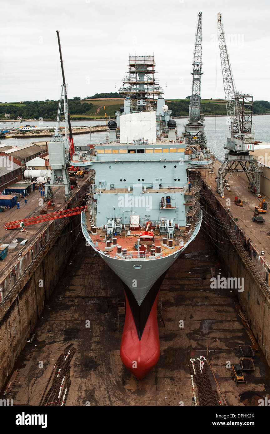 Una nave nel bacino di carenaggio di Pendennis Shipyard, Falmouth, Cornwall, Regno Unito Foto Stock