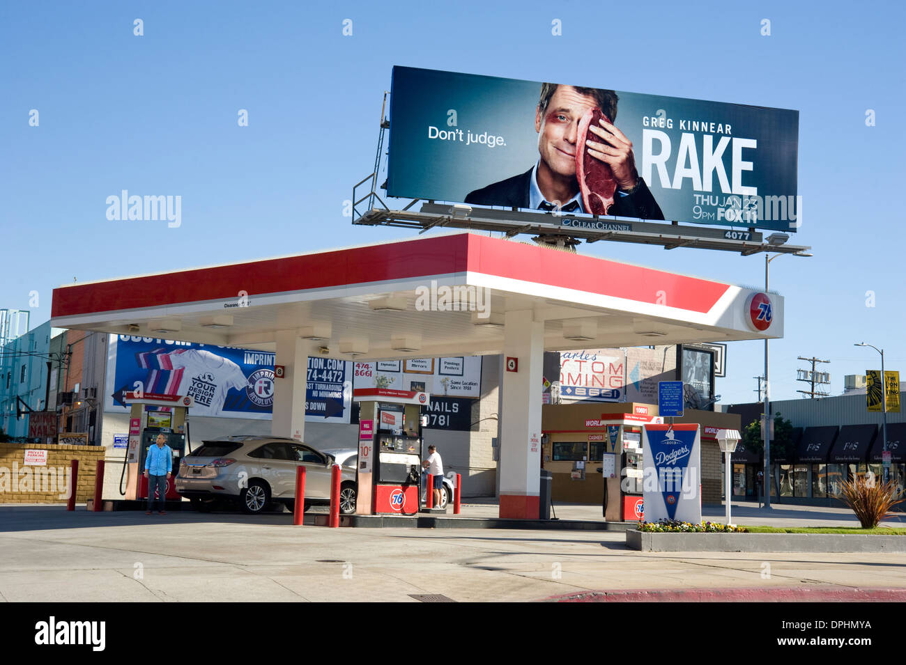 Greg Kinnear billboard oltre la stazione di gas su Pico in West L.A. Foto Stock