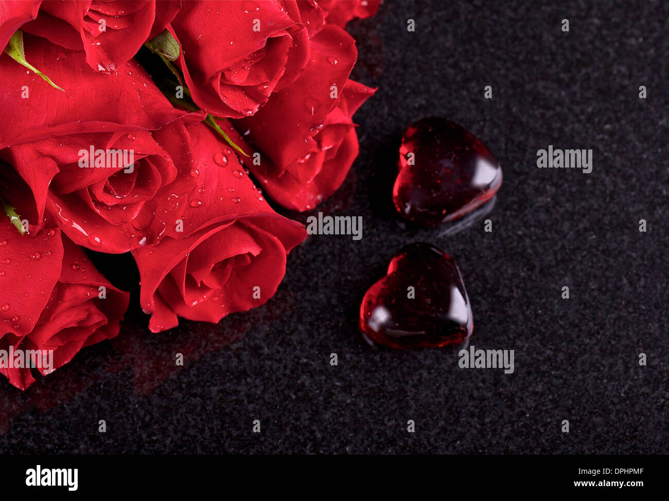 Rose rosse sul nero sfondo ceramico Foto Stock