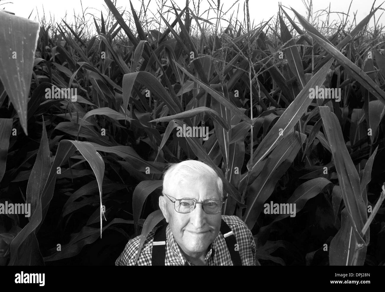 Mar 24, 2006 - Tremont, Illinois, Stati Uniti - CHRIS SCHWEIGERT, Età: 91. Occupazione: l'agricoltore. Natale: Tremont, Illinois. Gli anziani d'America stanno lavorando più tardi e più tardi in anni. Molte persone in tutta l'America stanno ancora lavorando lungo passato l'età media di pensionamento. (Credito Immagine: © Chris Curry/zReportage.com/ZUMA) Foto Stock