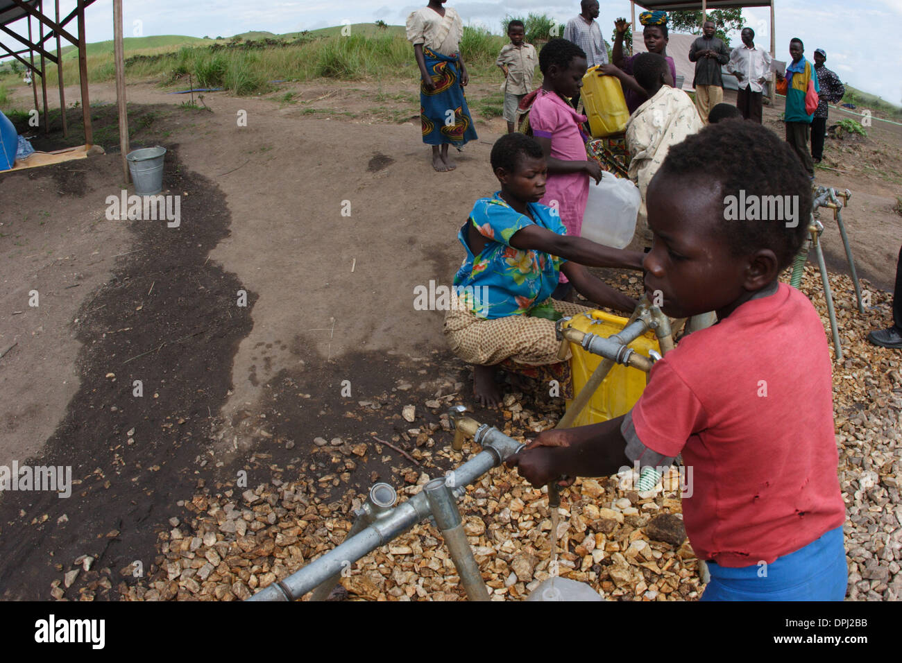 Apr. 11, 2006 - Kotoni, in Ituri, nella Repubblica democratica del Congo - la raccolta di materiali di consumo di acqua per la loro famiglia in Kotoni RDC. Kotoni ha visto un afflusso di circa 1500 famiglie tra i mesi di marzo e aprile, tutti spostati dalla guerra civile in corso. (Credito Immagine: © Stephen Digges/WIR/ZUMAPRESS.com) Foto Stock