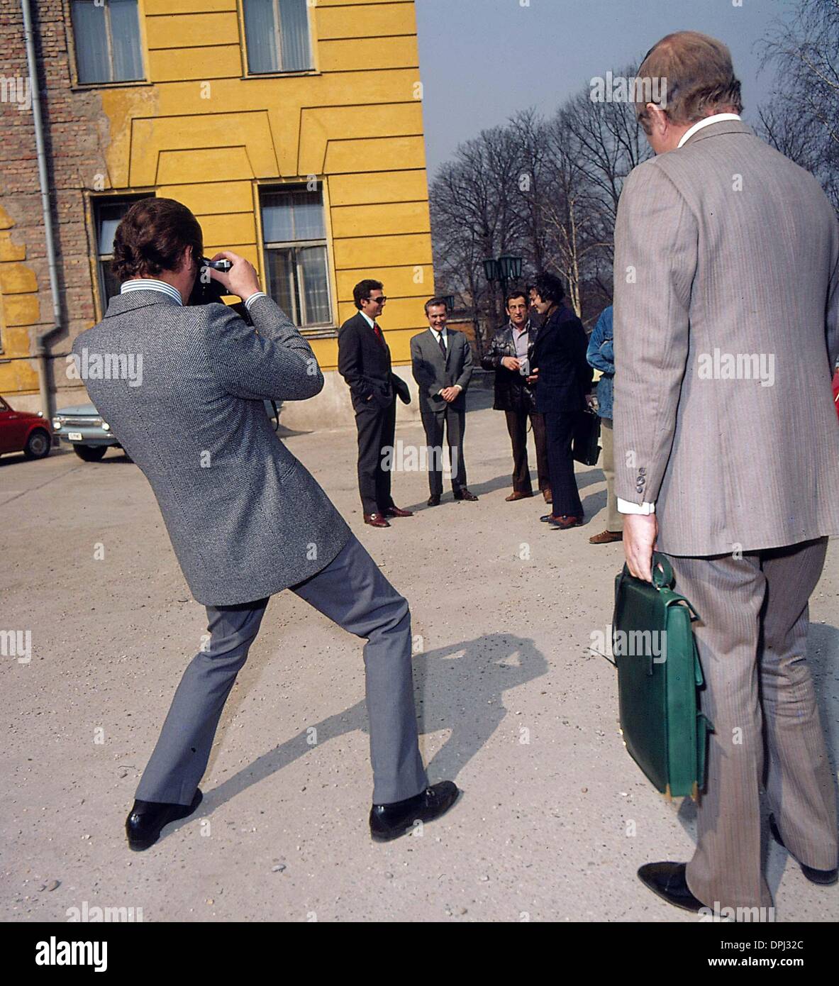 Luglio 28, 2006 - Roger Moore IN UNGHERIA 03-1972.Roger Moore fare fotografie sulla strada di Budapest. GYORGY LAJOS-(Immagine di credito: © Globo foto/ZUMAPRESS.com) Foto Stock