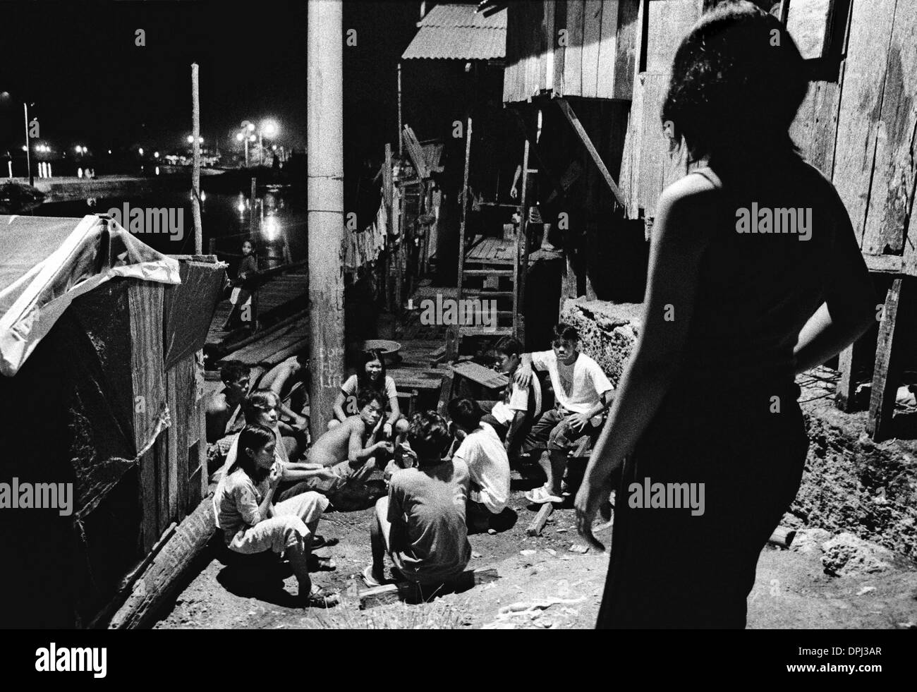 Agosto 31, 2006 - Davao City, Filippine - ragazze Warshock celebrano il loro amico Brian il compleanno con un gruppo di ragazzi della Diskarte Silac e piste accanto alla rocky Seawall, un famoso locale notturno per gli adolescenti che vivono in zone densamente popolate squatter insediamento di Agdao, Filippine. Agdao, casa di molti della città di gang, è anche una terra di caccia per gruppi di autodifesa che hanno ucciso 215 Foto Stock