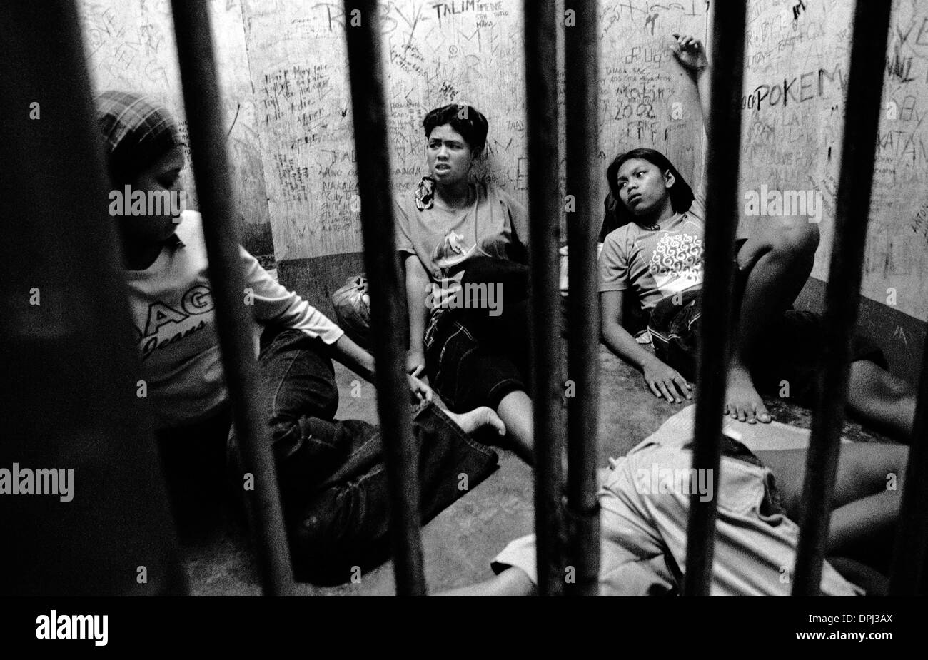 Agosto 31, 2006 - Davao City, Filippine - Santa Ana la polizia ha arrestato DIANE, sinistra, MARICEL, centro e Ruby per il possesso del Rugby colla e bloccato le tre gang membri all'interno di una cella angusta per due settimane senza accuse formali prima del loro trasferimento a Maa City Gaol. In confronto con i ragazzi, un minor numero di ragazze di strada da Davao vengono arrestate per reati petty come furto o substanc Foto Stock