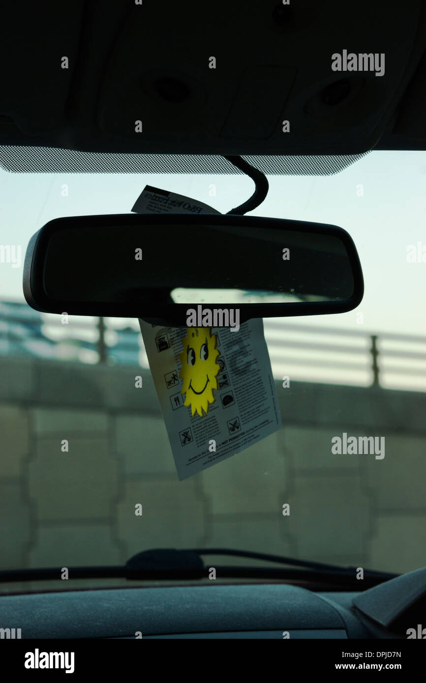 Specchio auto giallo faccia maleodoranti biglietto di carta Foto Stock