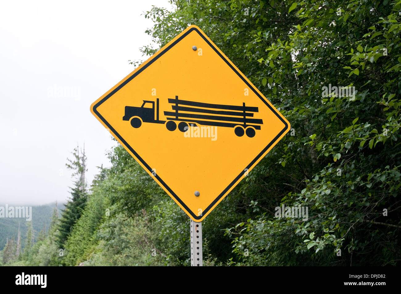 Un segno raffigurante un carrello di registrazione e attività di registrazione su una autostrada vicino a Port Hardy, sull'Isola di Vancouver, British Columbia, Canada. Foto Stock
