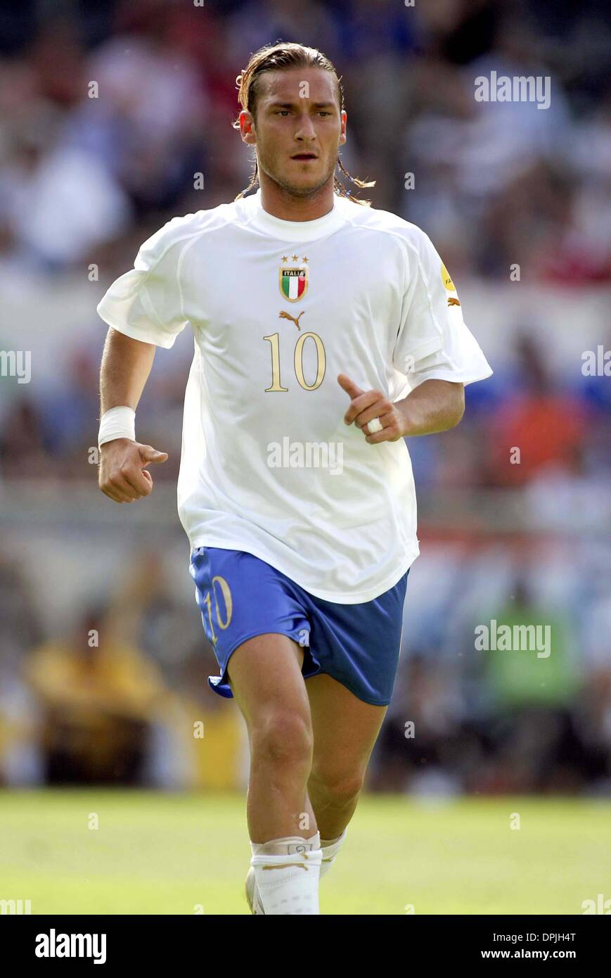 FRANCESCO TOTTI.Italia & COME ROMA.ITALIA V DANIMARCA EURO 2004.D. AFONSO HENRIQUES STADIUM, Guimaraes, Portogallo.16/06/2004.DIF23895.K47872.WORLD CUP 2006 ANTEPRIMA Foto Stock