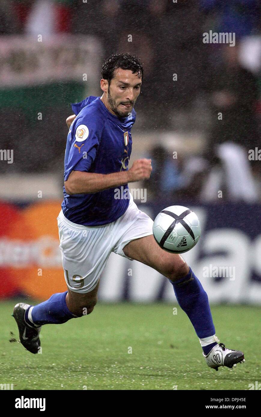 GIANLUCA ZAMBROTTA.Italia & JUVENTUS.ITALIA V BULGARIA EURO 2004.D. AFONSO HENRIQUES STADIUM, Guimaraes, Portogallo.22/06/2004.DIG24934.K47872.WORLD CUP 2006 ANTEPRIMA Foto Stock