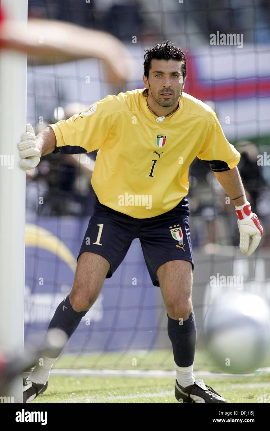 GIANLUIGI BUFFON.Italia & JUVENTUS.ITALIA V DANIMARCA EURO 2004.D. AFONSO HENRIQUES STADIUM, Guimaraes, Portogallo.15/06/2004.DIF23866.K47872.WORLD CUP 2006 ANTEPRIMA Foto Stock
