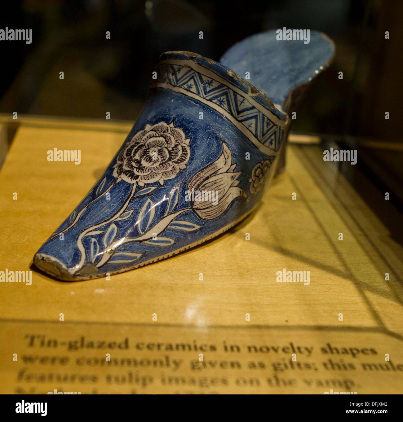 Toronto. 15 gennaio, 2014. Foto scattata a gennaio 14, 2014 mostra Paesi Bassi' scarpa in ceramica realizzati nel 1730 a Bata Shoe Museum di Toronto, Canada. Come uno dei più grandi musei di scarpe in tutto il mondo, Il Bata Shoe Museum raccoglie più di 12.000 paia di scarpe. © Zou Zheng/Xinhua/Alamy Live News Foto Stock