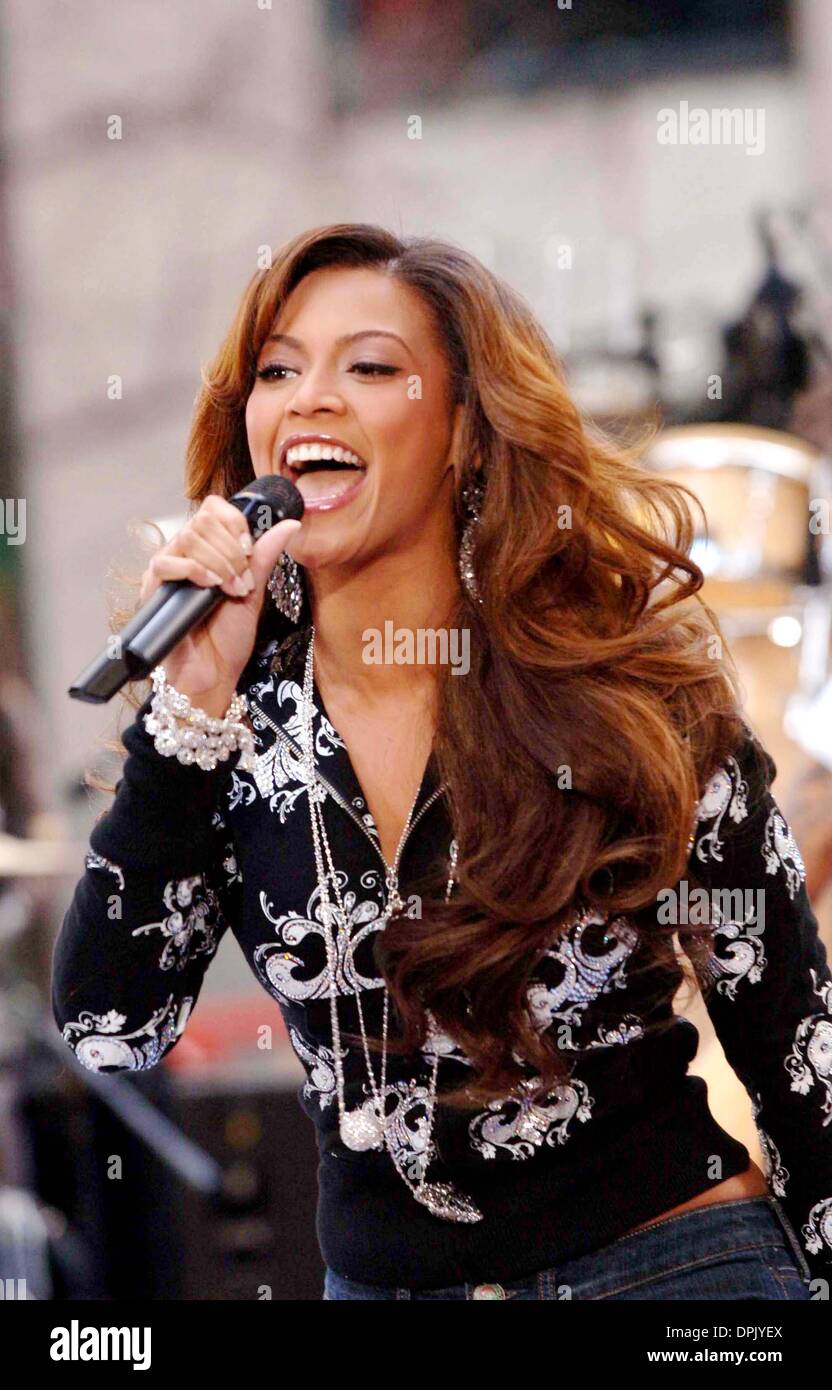 Il 4 dicembre, 2006 - New York New York, Stati Uniti d'America - K50968AR.Beyonce Knowles esegue su NBC's mostra oggi in Rockefeller Center di Manhattan, New York City. .12-04-2006.. Andrea Renault / 2006(Immagine di credito: © Globo foto/ZUMAPRESS.com) Foto Stock
