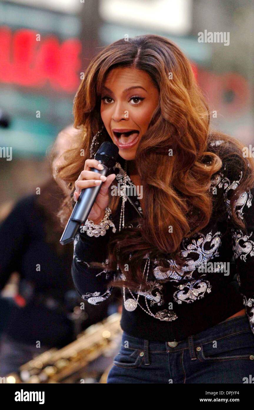 Il 4 dicembre, 2006 - New York New York, Stati Uniti d'America - K50968AR.Beyonce Knowles esegue su NBC's mostra oggi in Rockefeller Center di Manhattan, New York City. .12-04-2006.. Andrea Renault / 2006(Immagine di credito: © Globo foto/ZUMAPRESS.com) Foto Stock