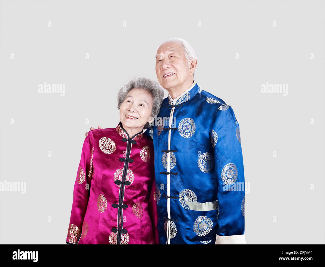 Senior coppia asiatica in costume tradizionale Foto Stock