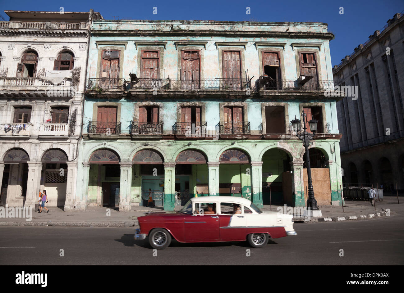 Vintage American veicoli passano il periodo coloniale edifici in Havana street, Cuba Foto Stock