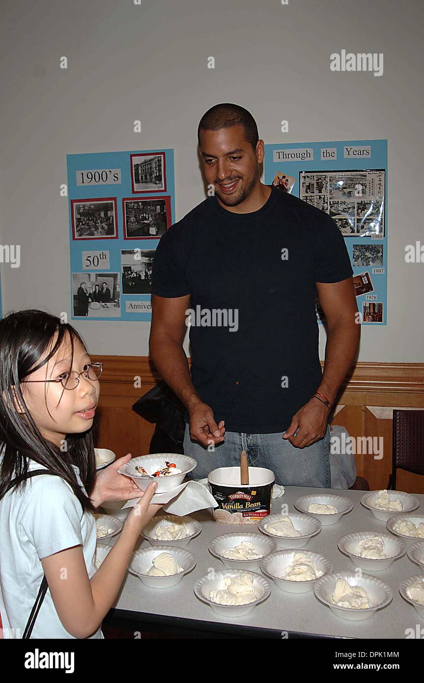 Agosto 25, 2006 - K49406AR.New York Public Library IN CHINATOWN CELEBRA LA FINE DELLA LETTURA estiva Programma , NEW YORK CITY.08-25-2006. ANDREA RENAULT- 2006.David Blaine(Immagine di credito: © Globo foto/ZUMAPRESS.com) Foto Stock