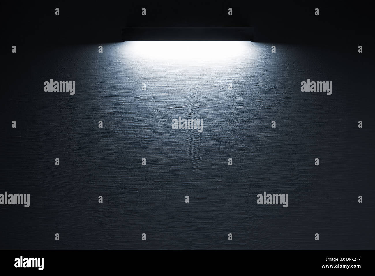 Texture di sfondo di colore blu scuro muro di cemento con la luce spot Foto Stock