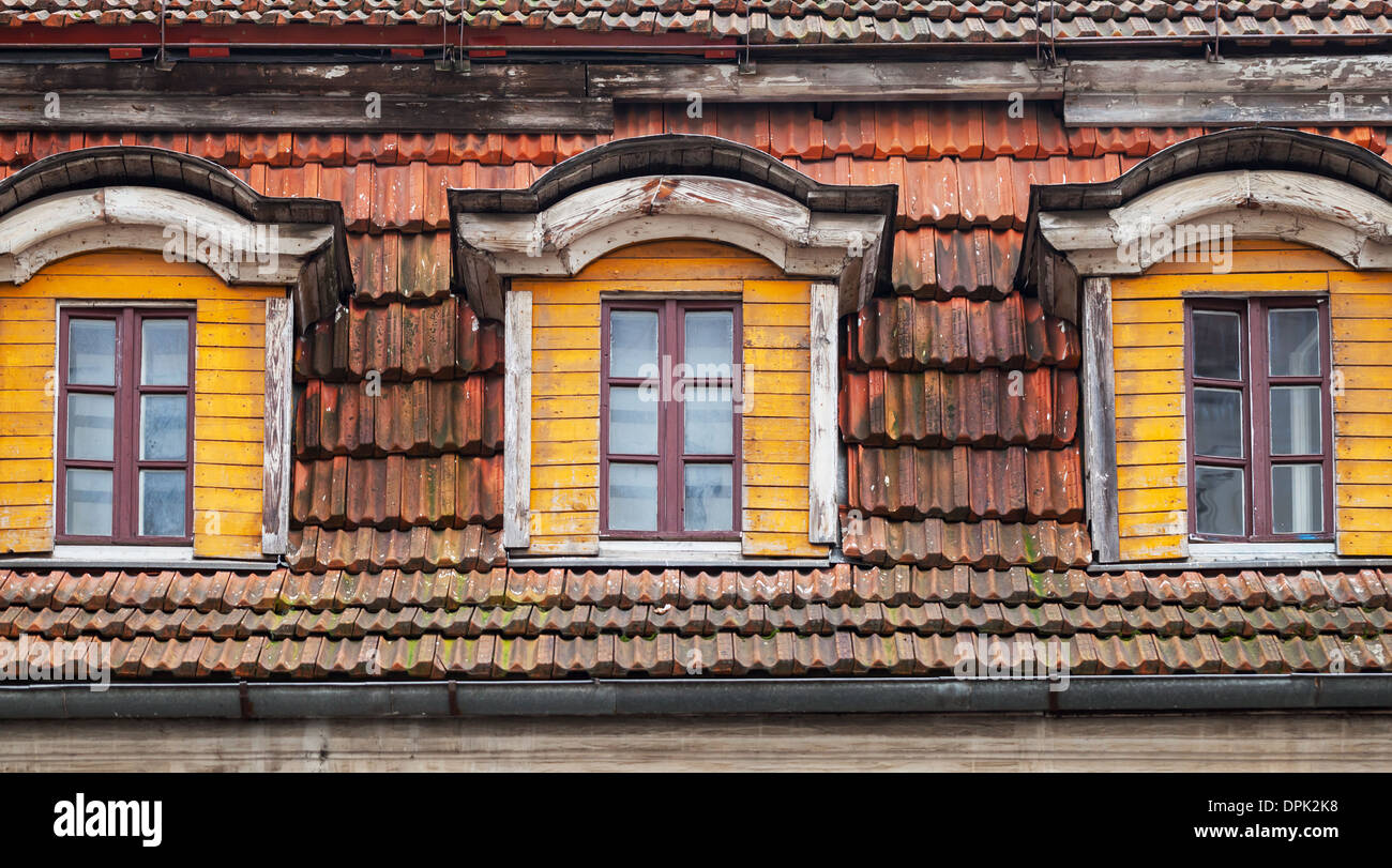 Attico windows della vecchia casa in legno in Riga, Estonia Foto Stock