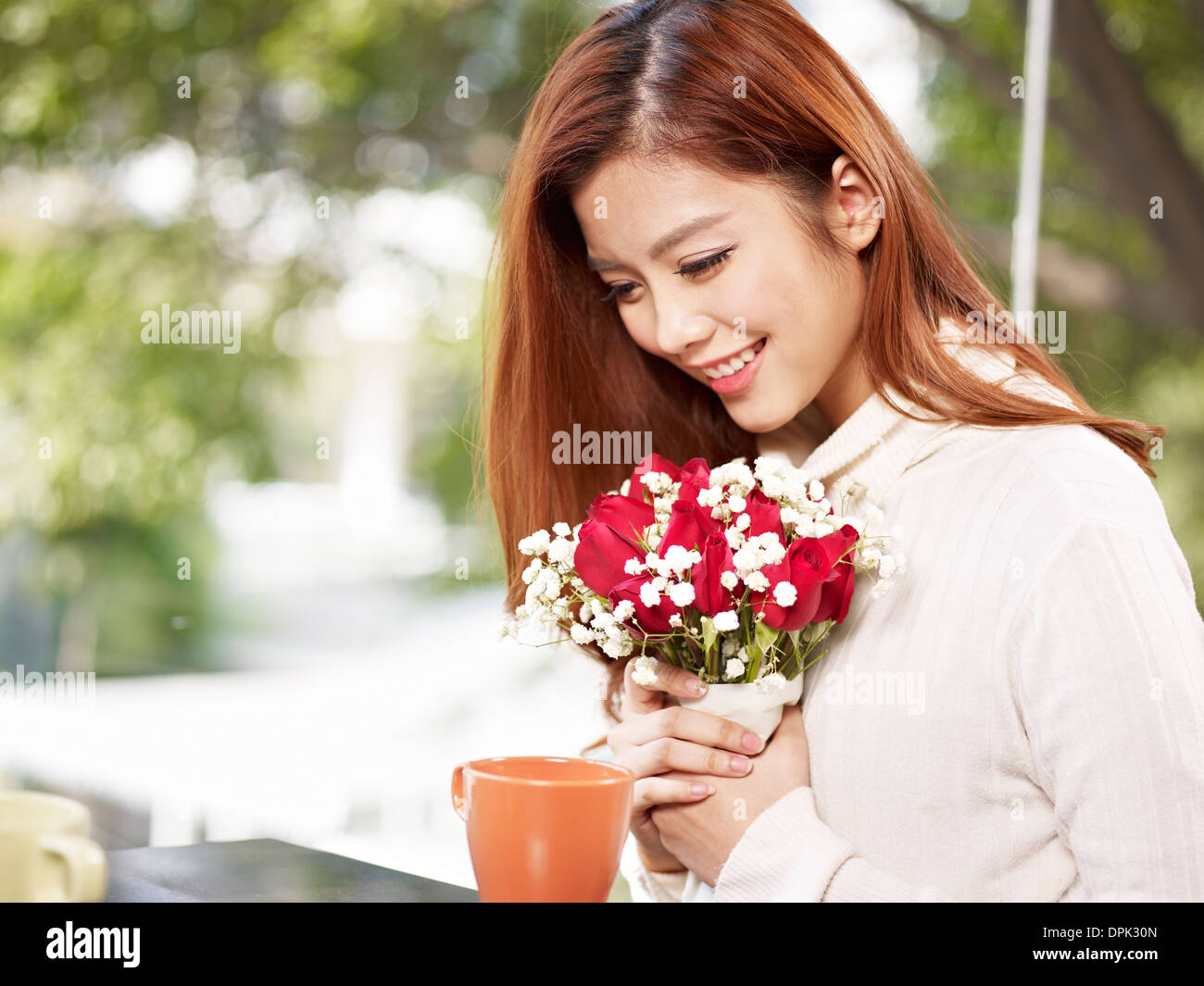 Ragazza asiatica con fiori Foto Stock