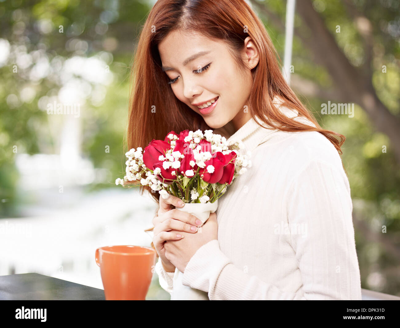 Ragazza giovane con fiori Foto Stock