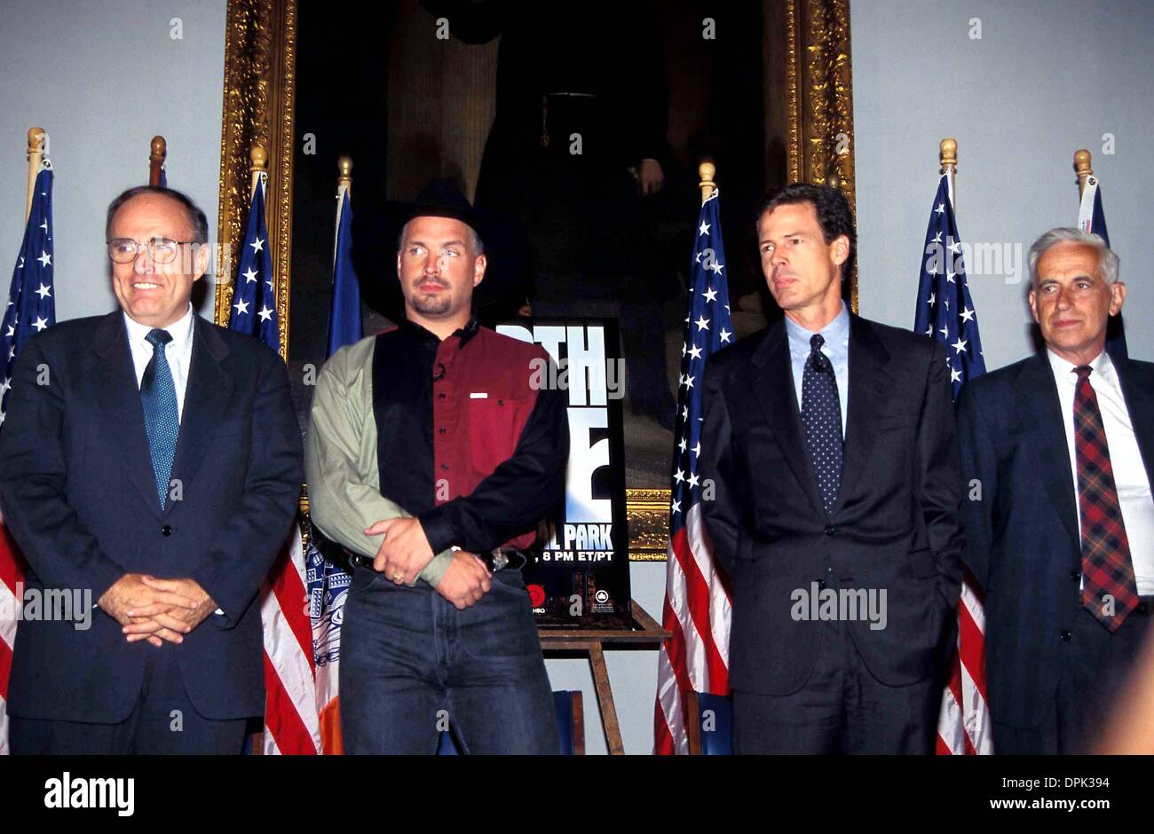 Febbraio 7, 2006 - K9470AR.Garth Brooks pressore.con .Rduy Giuliani. Andrea Renault - 1997(Credit Immagine: © Globo foto/ZUMAPRESS.com) Foto Stock