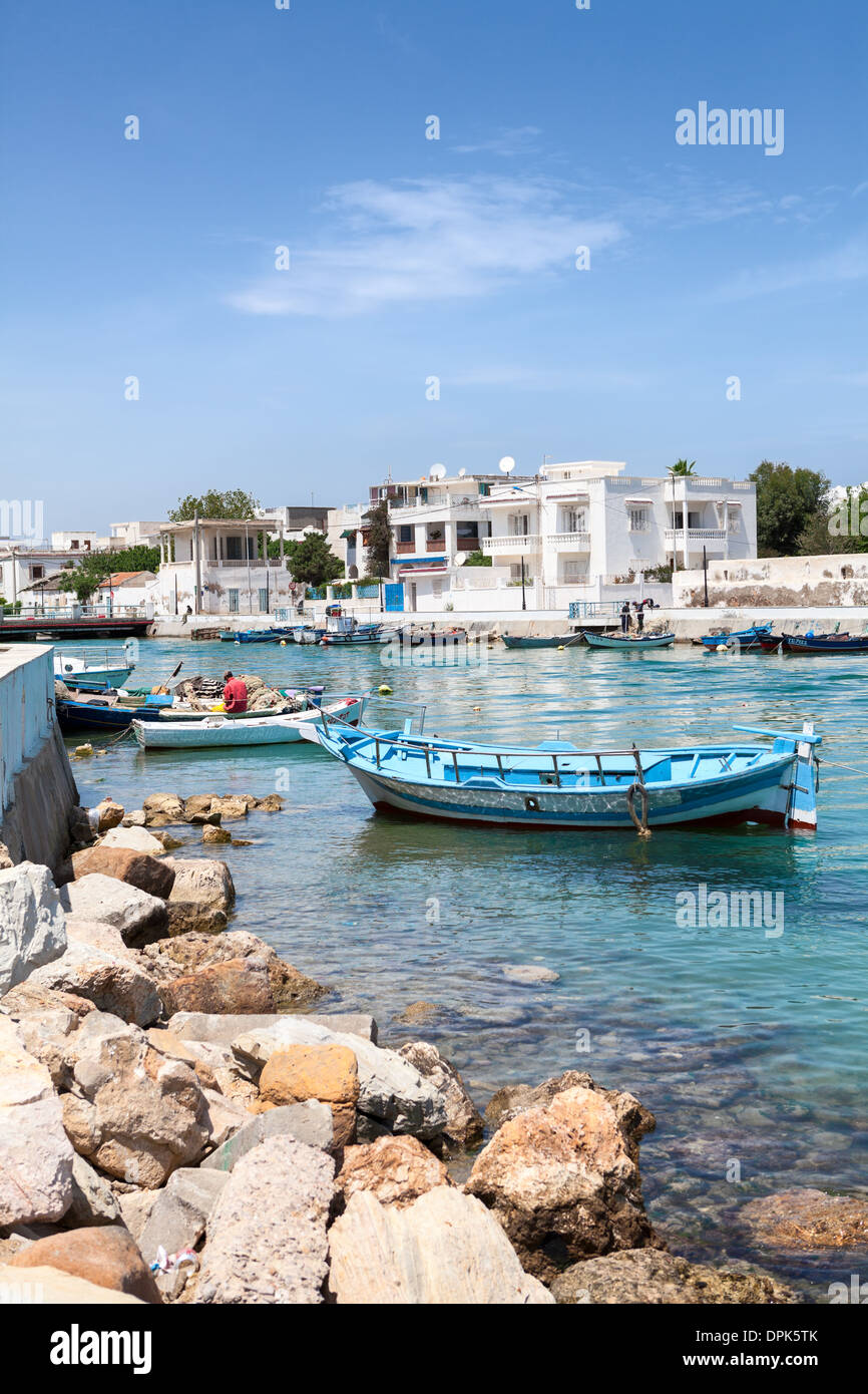 Barche da pesca sono ancorati nella Baia Mare, Cartagine, Tunisia. La pesca è una delle attività principali di tunisini per ottenere foo Foto Stock