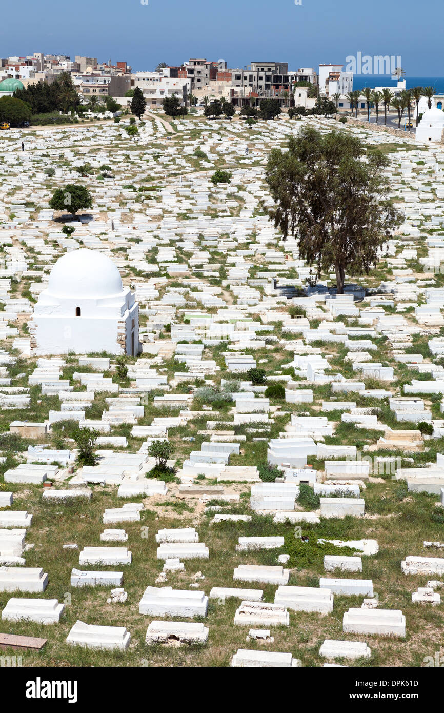 Urban cimitero musulmano è vicino il mausoleo di nome Habib Bourguiba nel centro della città di Monastir, Tunisia Foto Stock