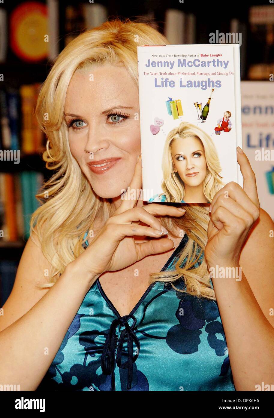Apr. 26, 2006 - New York New York, Stati Uniti d'America - K47623AR.Jenny McCarthy libro firma per il suo libro " La vita Ride''. .Confine di libri, New York City 04-26-2006. ANDREA RENAULT- JENNY MCCARTHY(Immagine di credito: © Globo foto/ZUMAPRESS.com) Foto Stock