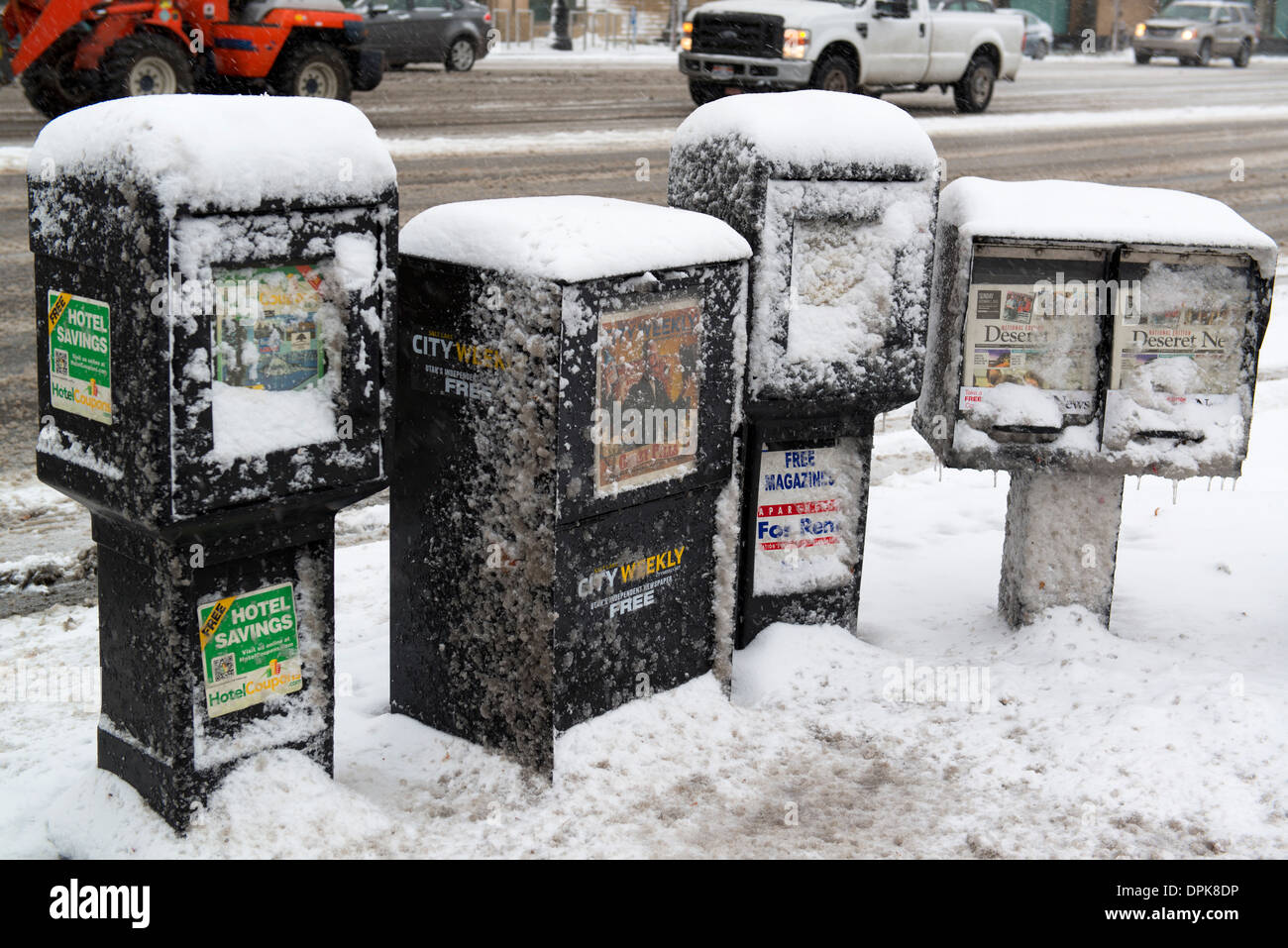 Giornale distributori automatici ricoperta di neve nel centro di Salt Lake City. Foto Stock