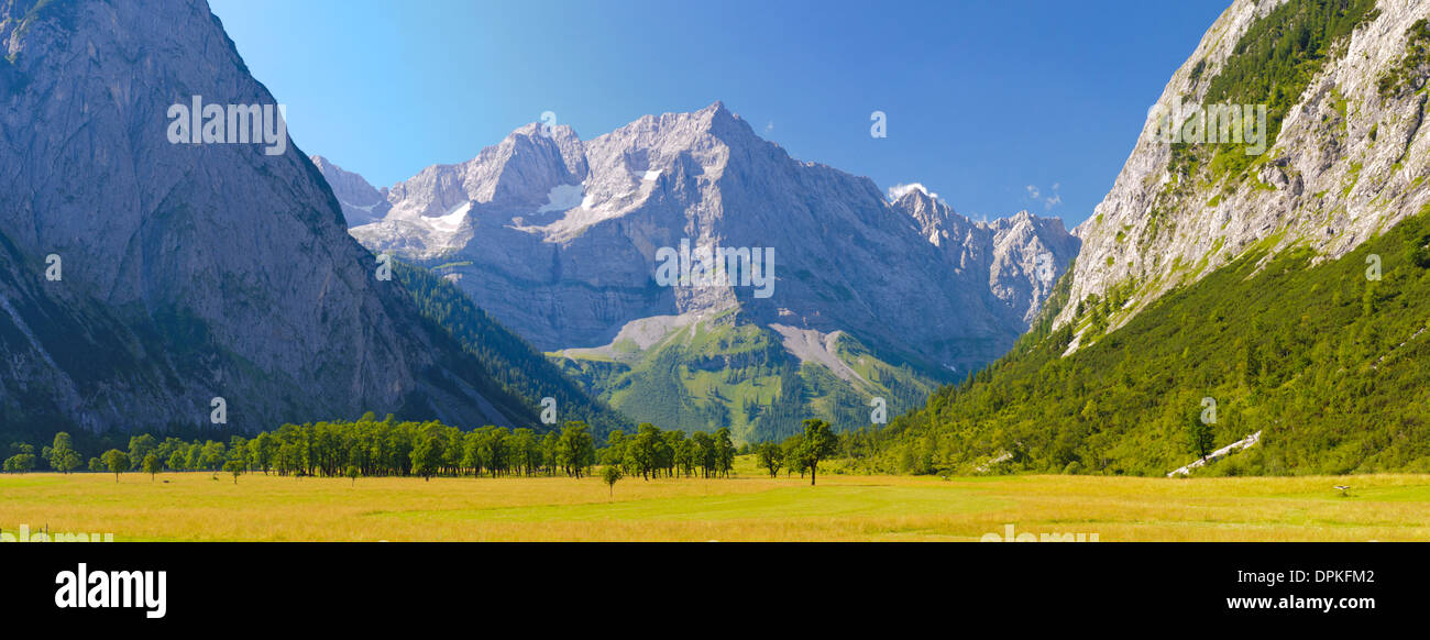 Panorama del paesaggio in Austria a montagne delle Alpi chiamato großer Ahornboden nel Karwendel Foto Stock