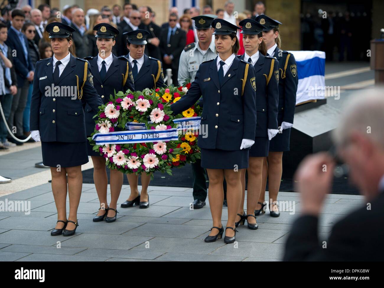 Gerusalemme, Israele. Xiii gen, 2014. Donne in uniforme portano corone come stanno di fronte alla bara dell ex primo ministro Israeliano Ariel Scharon, durante i funerali di stato a Gerusalemme, Israele, 13 gennaio 2014. Foto: Daniel Naupold/dpa/Alamy Live News Foto Stock