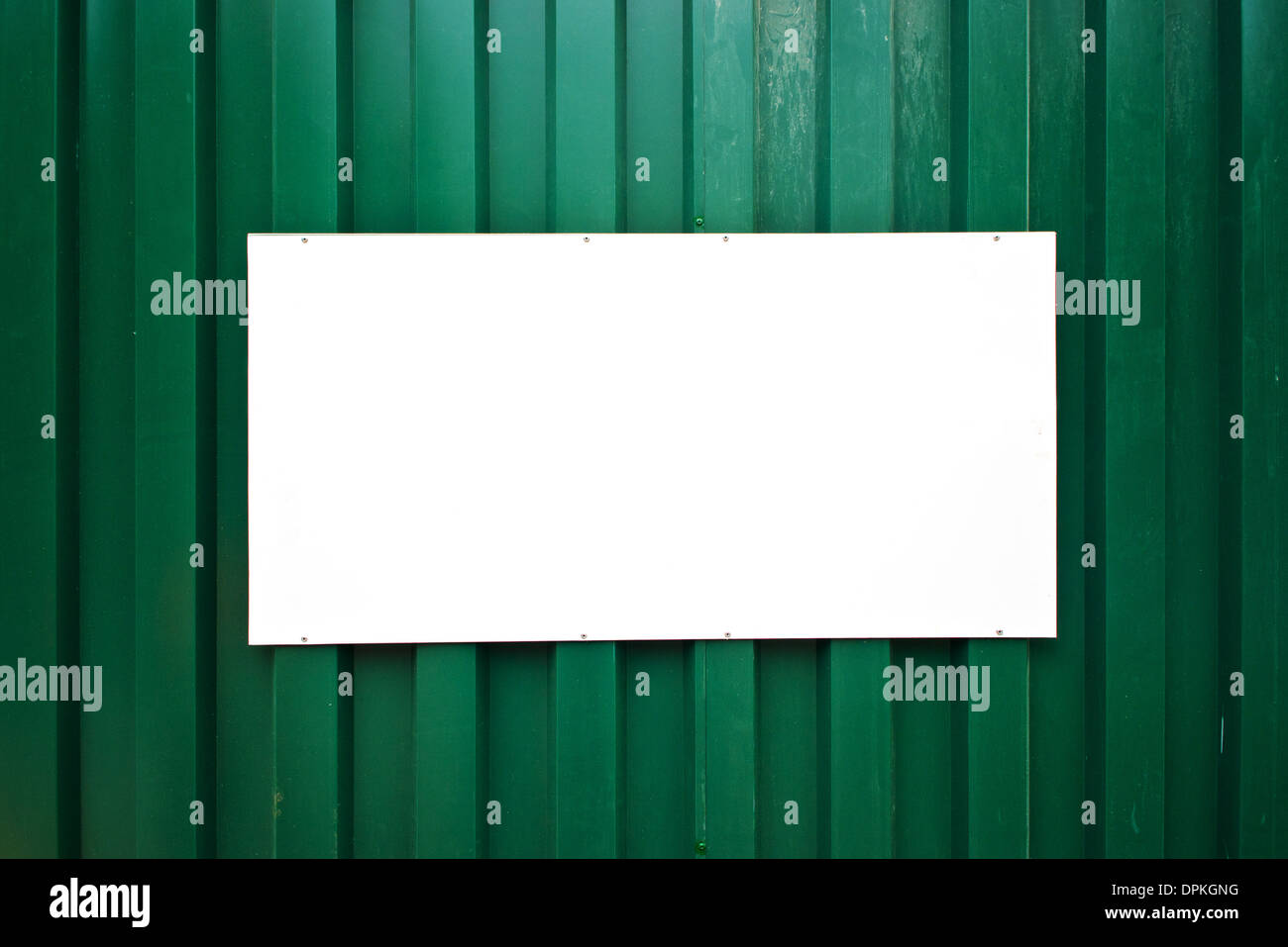 Scheda vuota sul verde parete metallica, spazio di copia Foto Stock