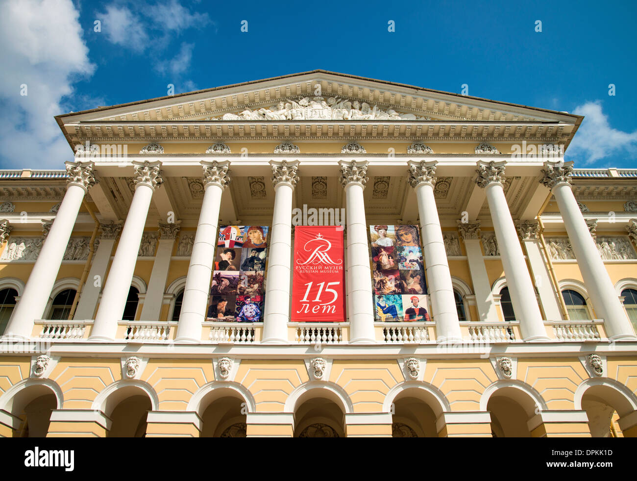 Portico in stile neoclassico di Palazzo Mikhailovsky, parte del Museo Russo Statale, San Pietroburgo, Russia Foto Stock