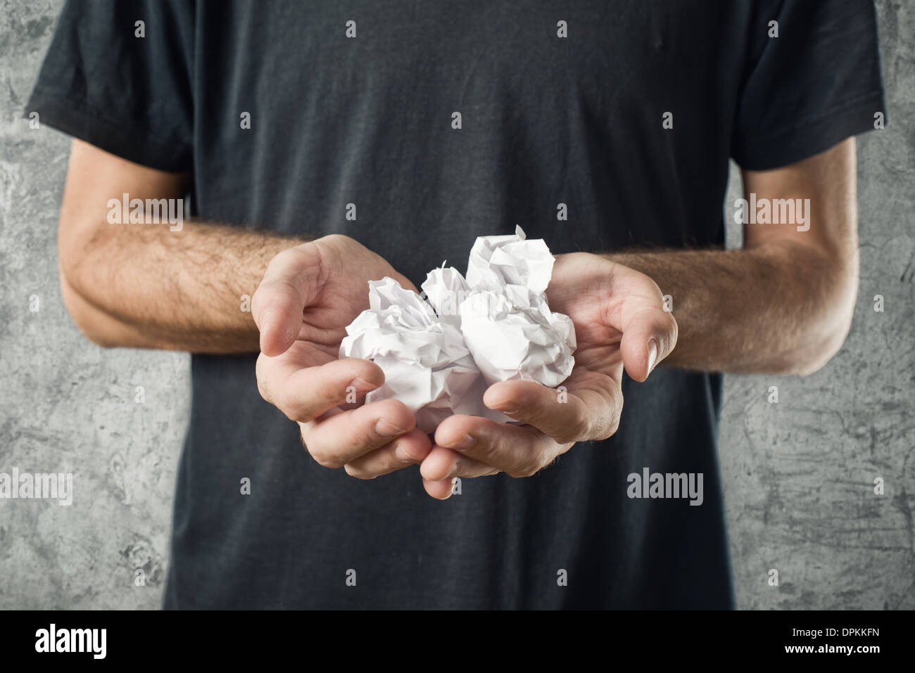 L'uomo azienda sgualciti di pezzi di carta. Cattive idee o errori di progetto del concetto. Foto Stock