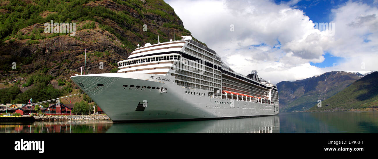 Nave da crociera MSC Orchestra, porto presso la cittadina di Flam, Aurlandsfjorden fiordo, Norvegia, Scandinavia, Europa. Foto Stock