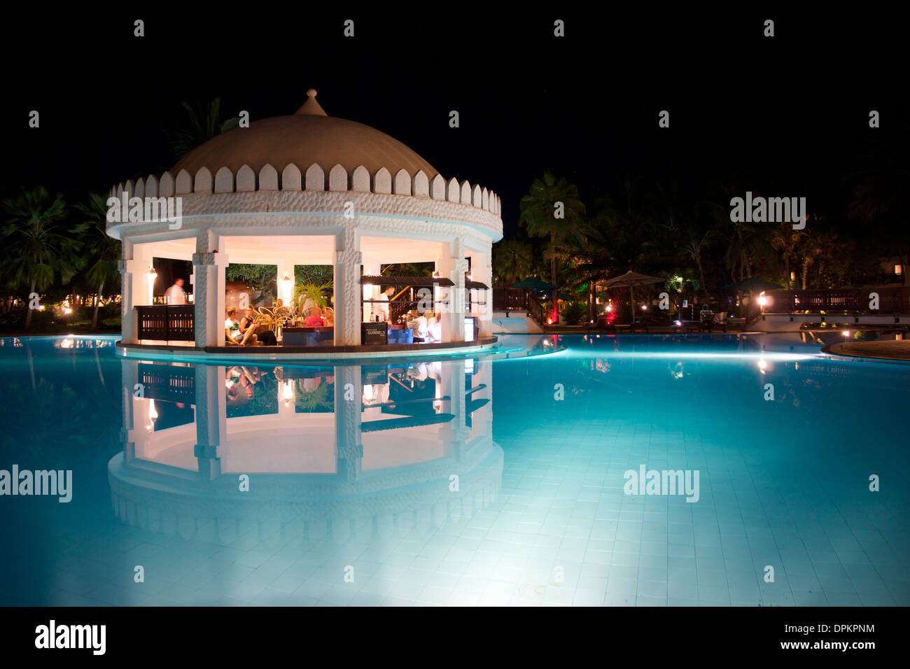 Swim up bar di notte, Southern Palms Resort, Diani Beach, Kenya Foto Stock