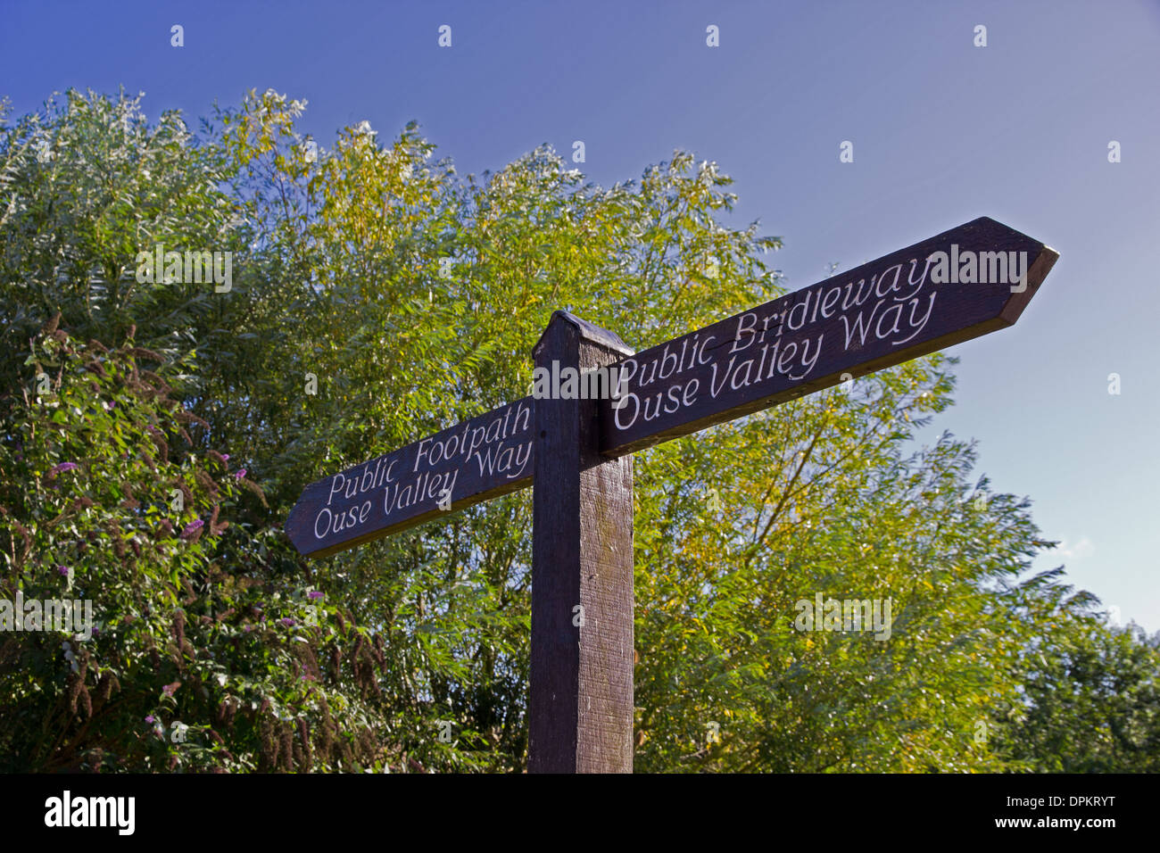 Segno per sentiero pubblico e bridleway lungo Ouse Valley Way Foto Stock