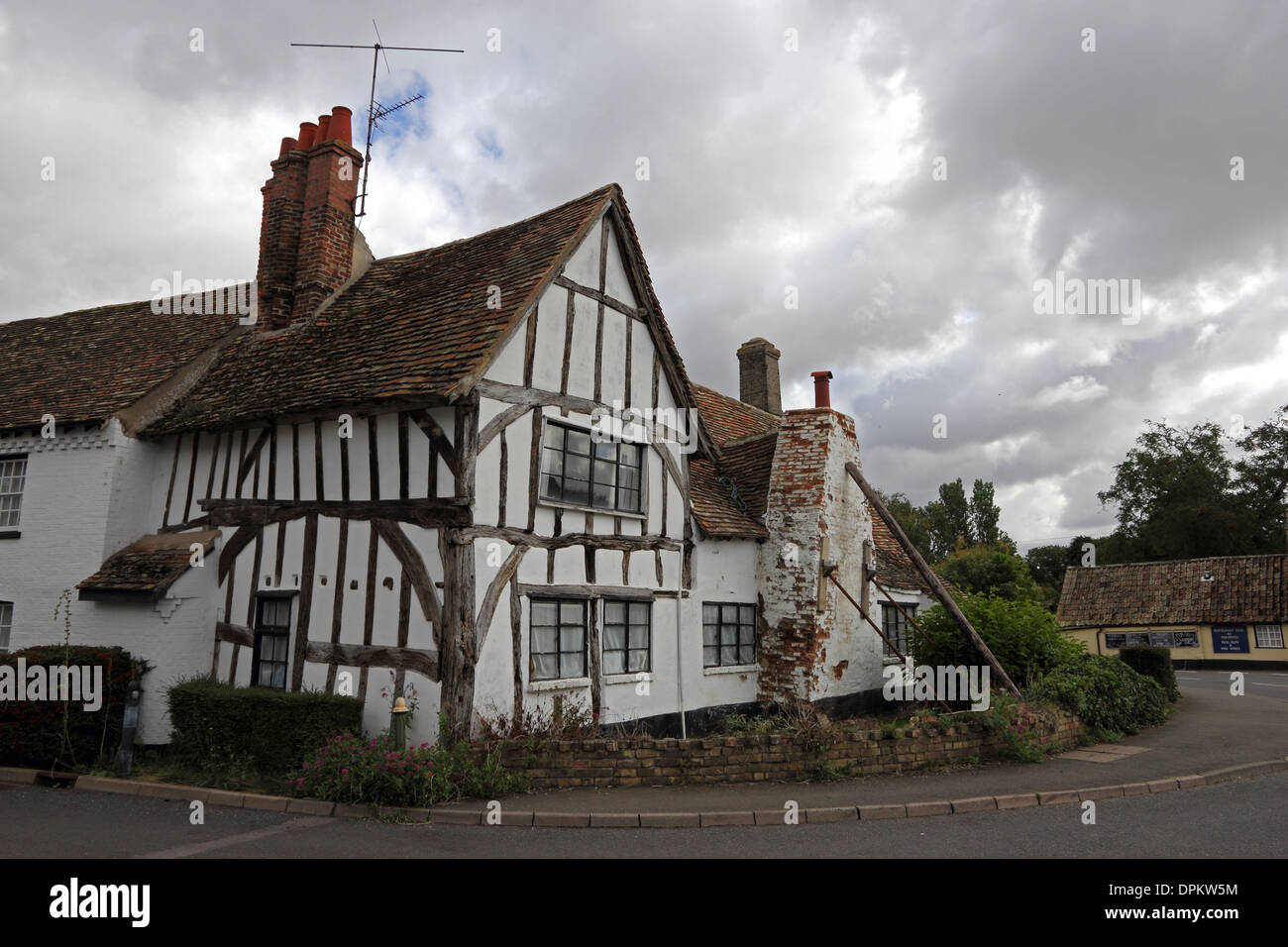 Tudor legno-incorniciato casa con problemi strutturali Foto Stock