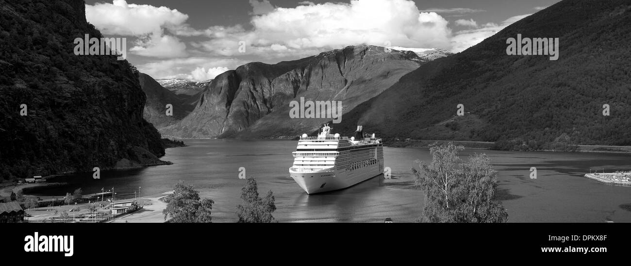 Nave da crociera MSC Orchestra, porto presso la cittadina di Flam, Aurlandsfjorden fiordo, Norvegia, Scandinavia, Europa. Foto Stock