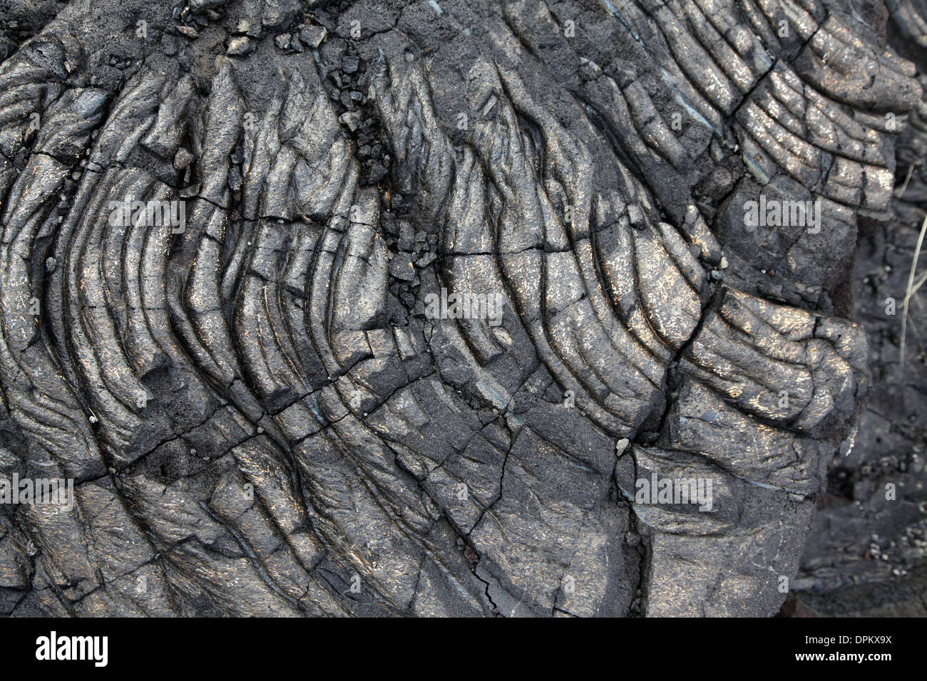 Patterns crepe e forme emergono da questo vicino la porzione di nera lava solidificata sull'isola di Hawaii Foto Stock