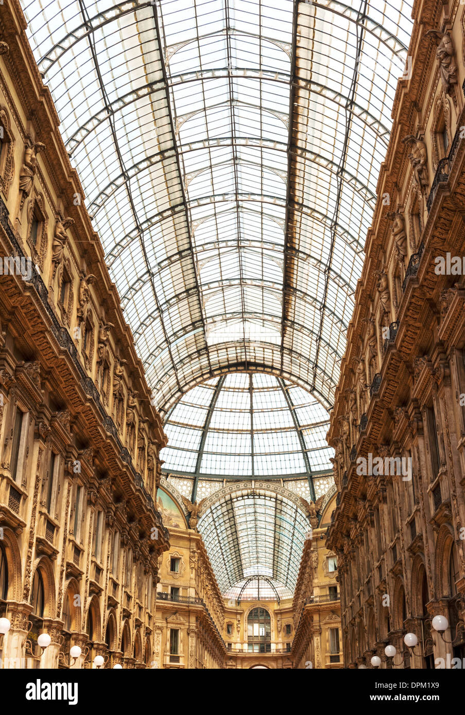 La spettacolare centro commerciale chiamato Galleria Vittorio Emanuele II a Milano, Italia Foto Stock