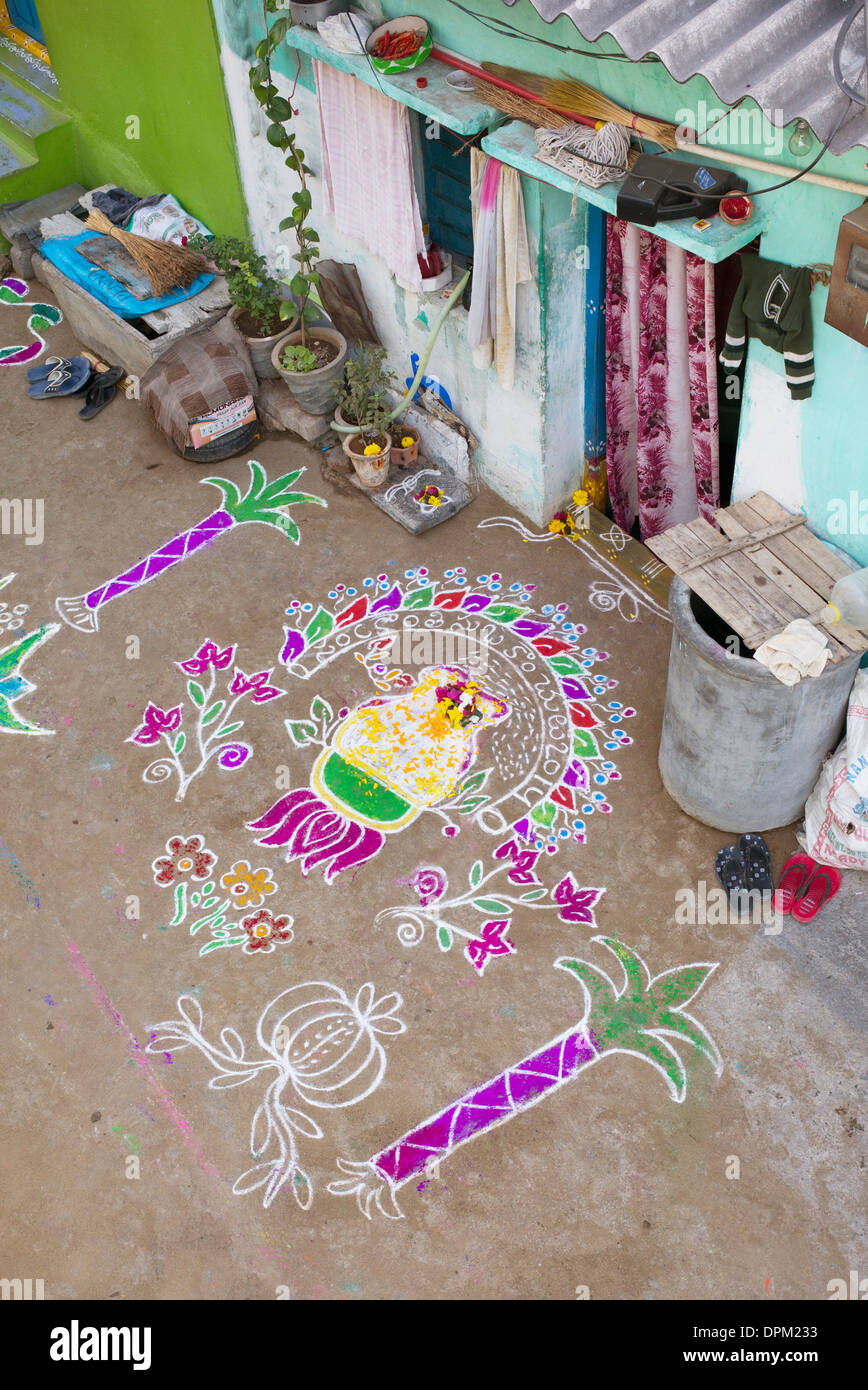 Rurale villaggio indiano via coperta con Rangoli festival di polvere colorata progetta a Sankranti. Andhra Pradesh, India Foto Stock