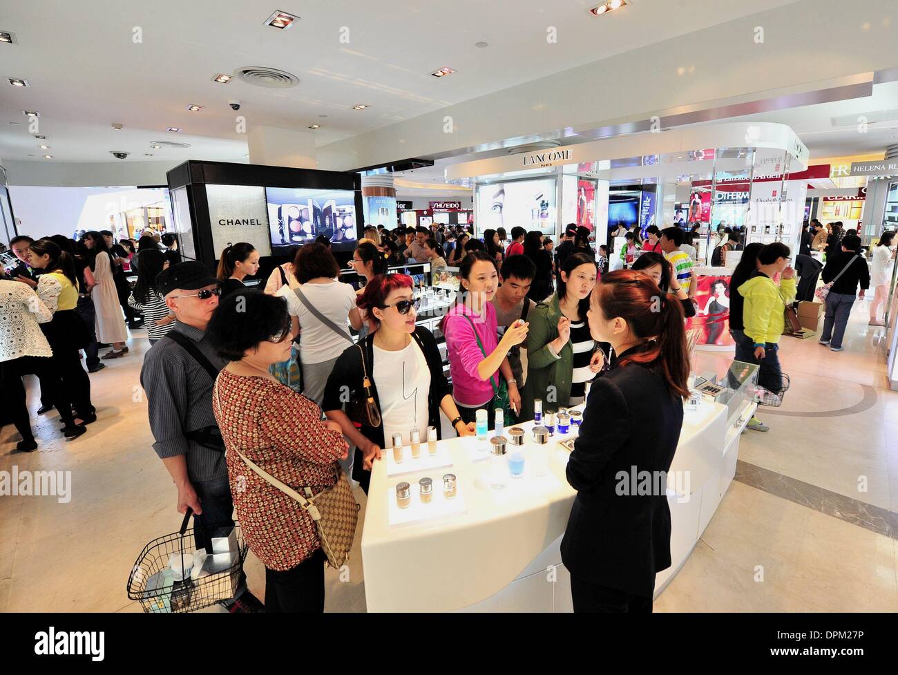 Sanya, cinese della provincia di Hainan. 15 gennaio, 2014. I turisti scegliere prodotti ad un duty-free shop di Sanya, Cina del sud della provincia di Hainan, Gennaio 15, 2014. Il volume delle vendite di prodotti gratuiti somme fino 3,3 miliardi di yuan ( 545.82 milioni di dollari) nel 2013 a largo delle isole di Hainan Provincia con il volume di clienti superando 1.1 milioni. © Zhang Yongfeng/Xinhua/Alamy Live News Foto Stock