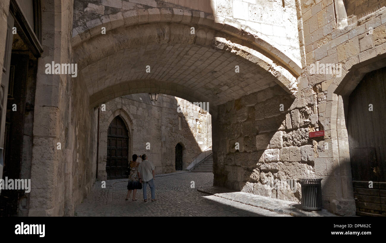 Arco Antico presso il Palazzo Arcivescovile, Narbonne, Francia. Foto Stock