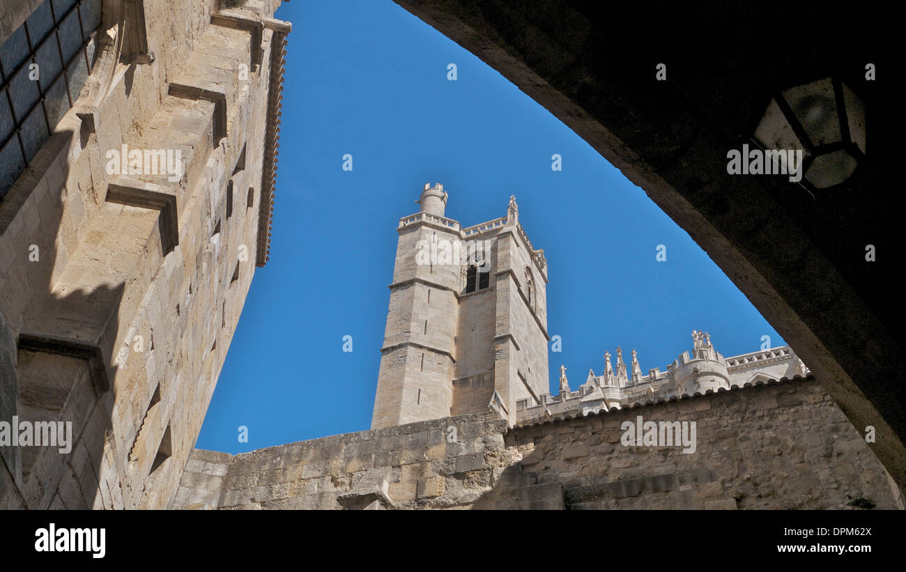 Narbonne Cattedrale, da archi contro un cielo blu. Foto Stock
