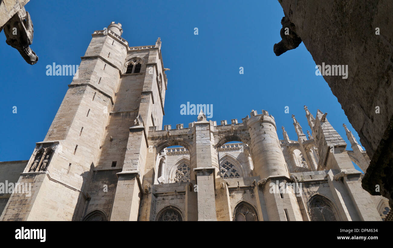 Cattedrale di Narbonne, dai giardini contro un cielo blu. Foto Stock