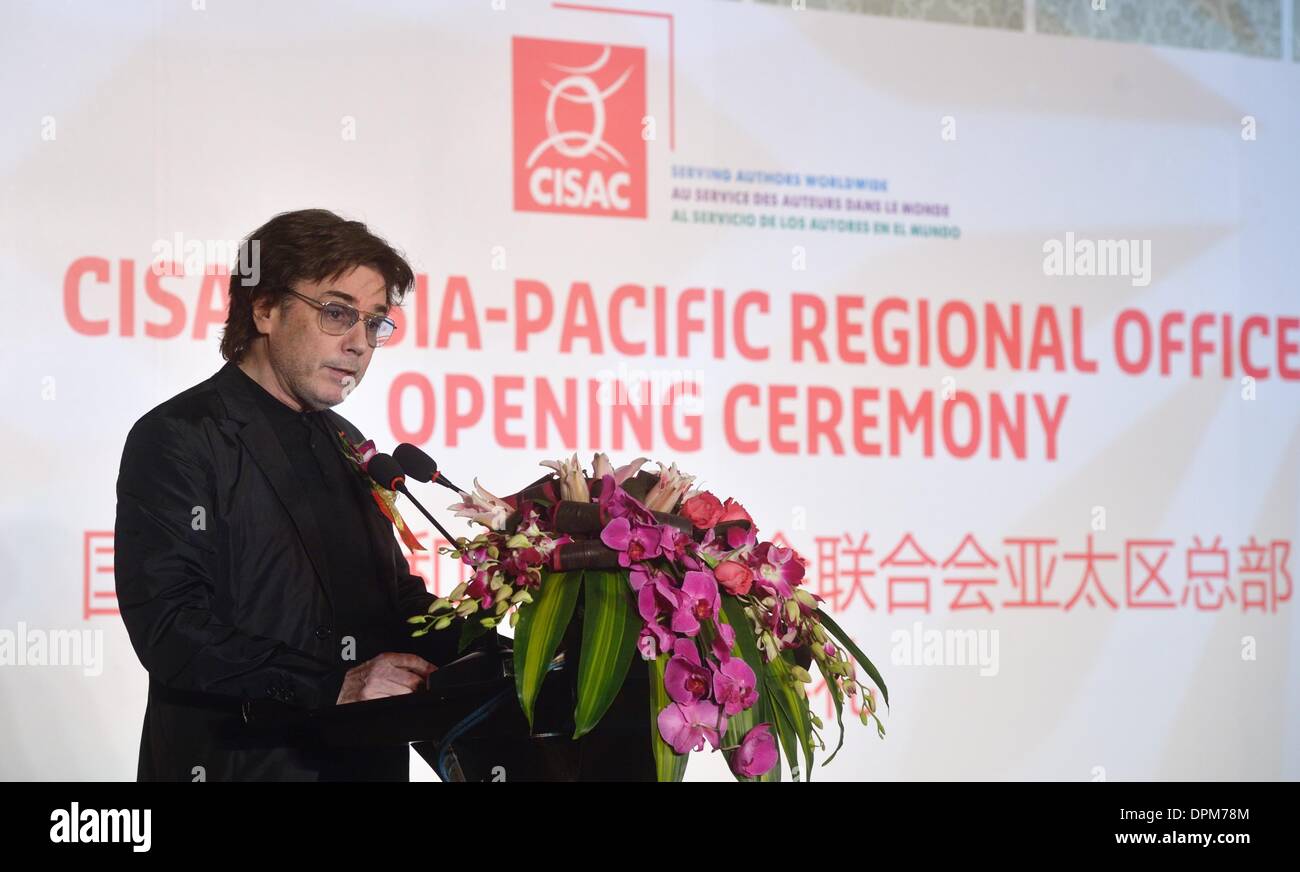 Pechino, Cina. 15 gennaio, 2014. Il compositore francese e artista Jean-Michel Jarre, che è anche presidente della Confederazione internazionale delle società di autori e compositori (CISAC), affronta la cerimonia di apertura della CISAC Asia-pacifico ufficio regionale di Pechino, Cina, Gennaio 15, 2014. CISAC ha annunciato l'apertura della sua nuova Asia-pacifico ufficio regionale di Pechino mercoledì. Credito: Wang Qingqin/Xinhua/Alamy Live News Foto Stock