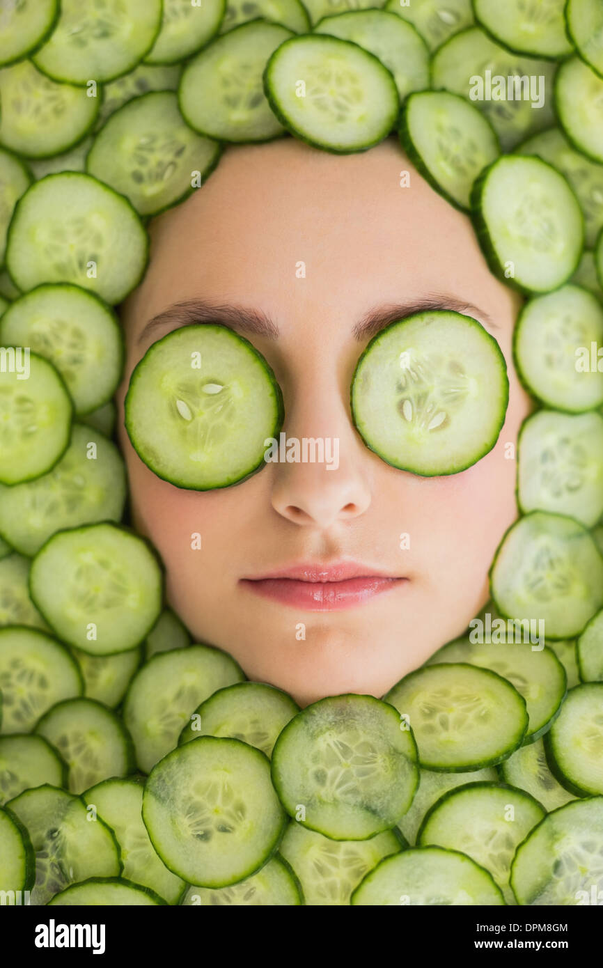 Bella donna con maschera facciale di fettine di cetriolo sul viso Foto  stock - Alamy