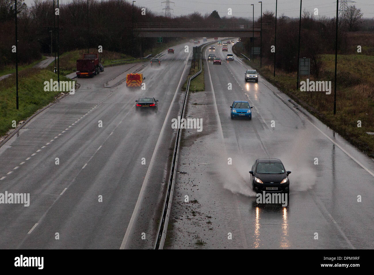 Gli automobilisti drive through heavy rain per la A40 vicino a Gloucester come testa di persone a casa per Natale Foto Stock