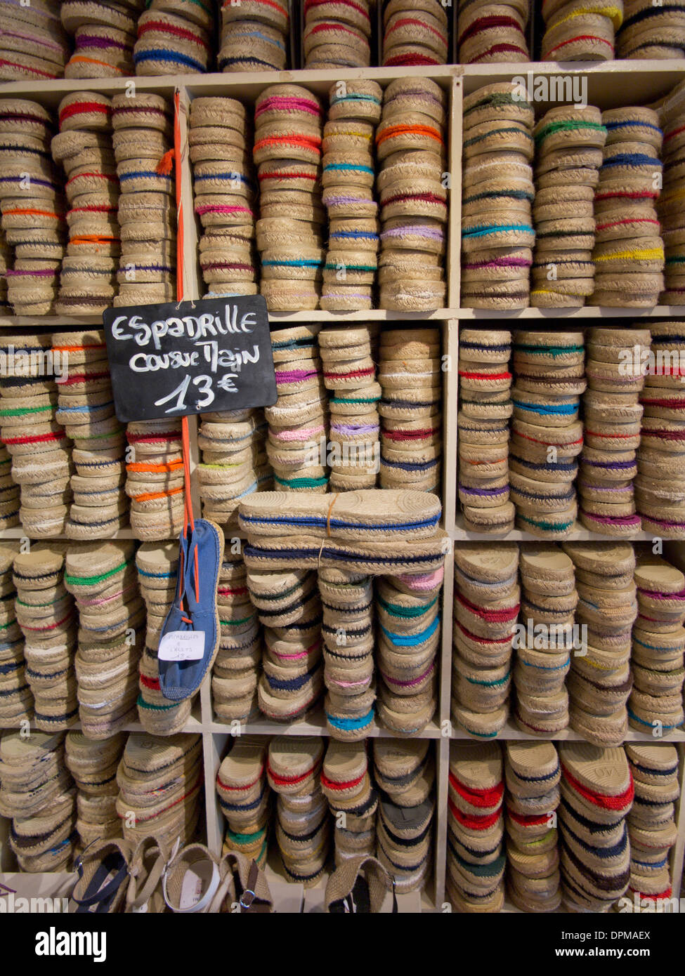 " Espadrilles " per la vendita all'interno di negozio in St Jean de Luz Pays Basque Francia Foto Stock