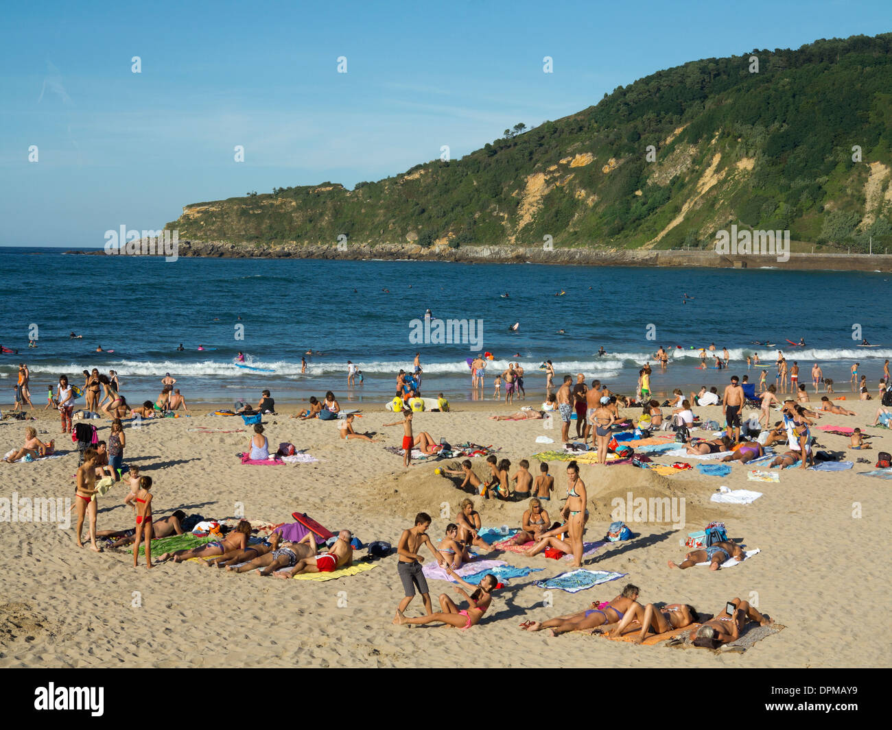 Nuotatori e famiglie sulla spiaggia Zurriola, in Gros quartiere di San Sebastian, Paesi Baschi Foto Stock